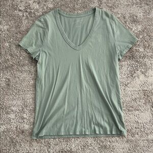 Universal Thread Light Sage V-Neck Short Sleeve Tee